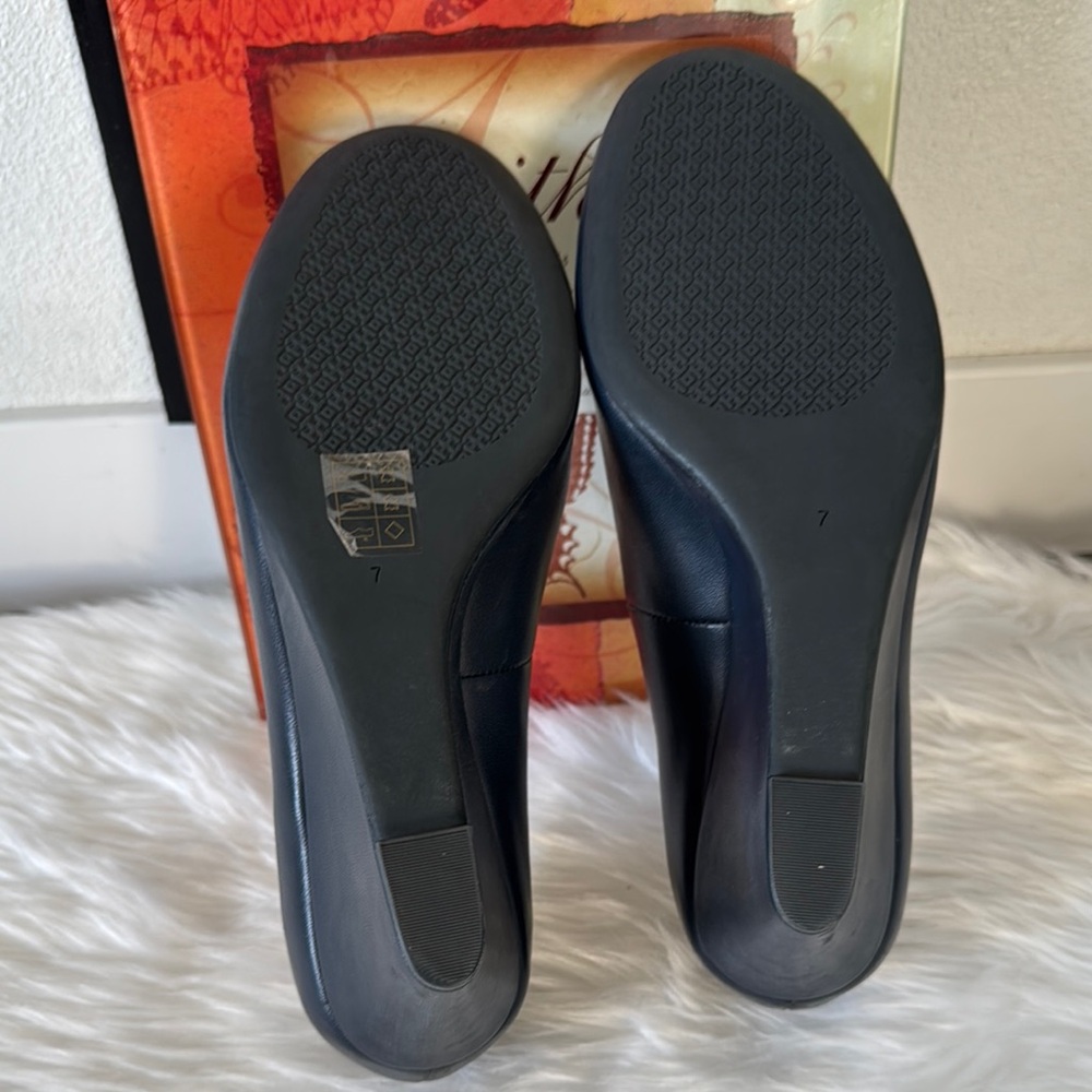 Tory Burch Chelsea 65 Leather Wedge Pumps Navy - Picture 10 of 16